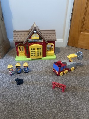ELC Happyland Feuerwache, Feuerwehr, Black Cat, Sicherheitsschilder, Feuerwehrmann x3