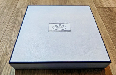 Prada Milano AUTHENTIC Blue Pebble Textur Leerkarton 25 x 25 x 4 cm
