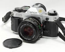 Macchina fotografica vintage Canon AE-1 Program pellicola 35 mm con obiettivo 50 mm 1,8 PULITA