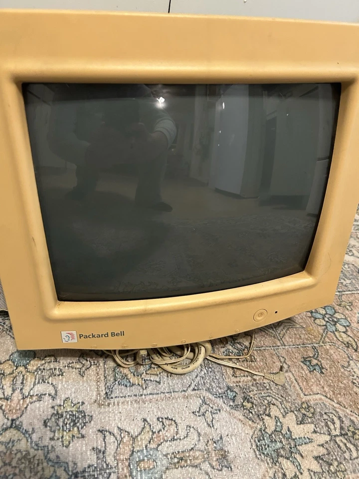 Vintage Packard Bell Multimedia 1010 13" CRT VGA Computer Monitor With Speakers - Image 4 of 4