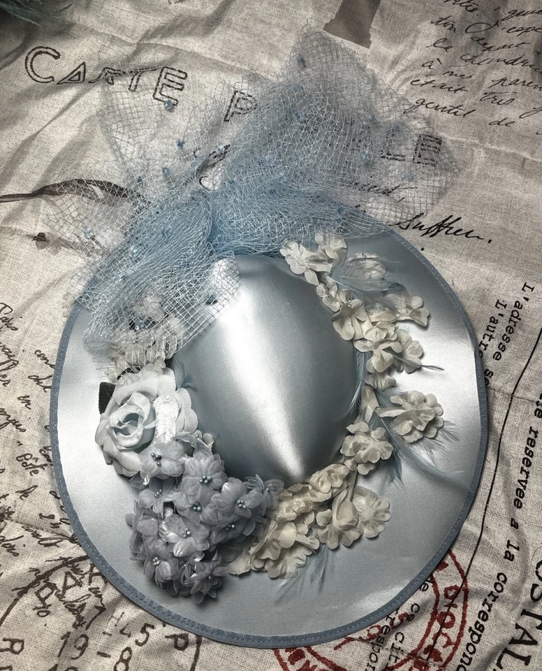 Sombrero de fiesta vintage genuino de la década de 1920 con aleta con plumas y flores con imagen Cartwheel Hat Foto 2 de 4