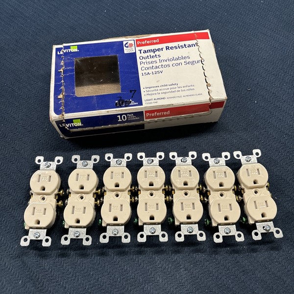Lote de 7 tomas dúplex resistentes a manipulaciones Leviton T5320-TMP 15 amperios 125 V L/almendra