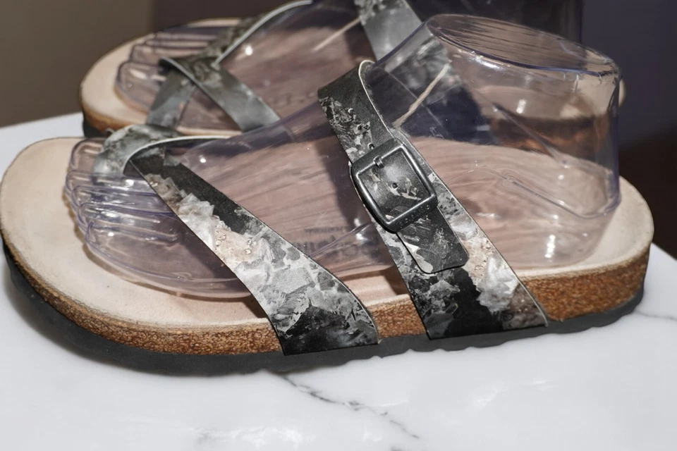 Sandálias femininas Papillio by Birkenstock tamanho 38 | Pé de cortiça com tiras de mármore preto - Imagem 2 de 4