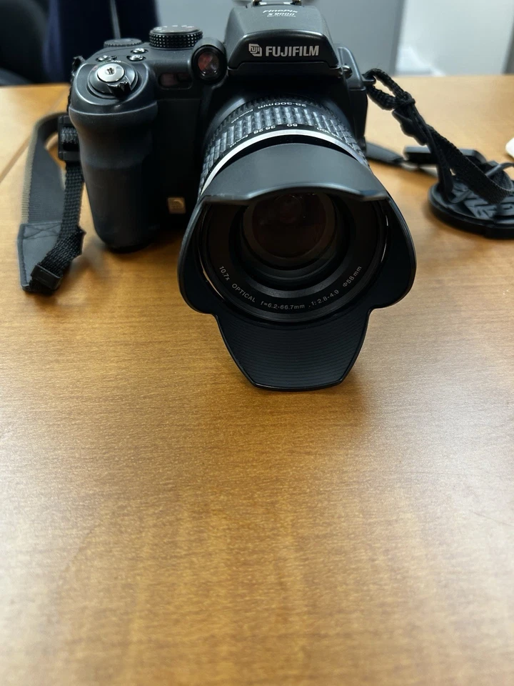 Fujifilm FinePix S9500 10.7x Optical Zoom - Image 2 of 4