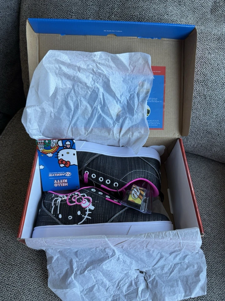 Hello Kitty Heelys negro y rosa W7/Y6 Foto 2 de 3