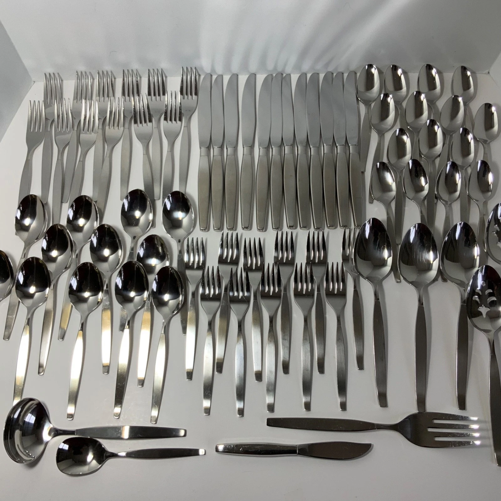 Oneida Community Frostfire Stainless Flatware Set 71 Pcs Satin 11 Place Settings
Opens in a new wind