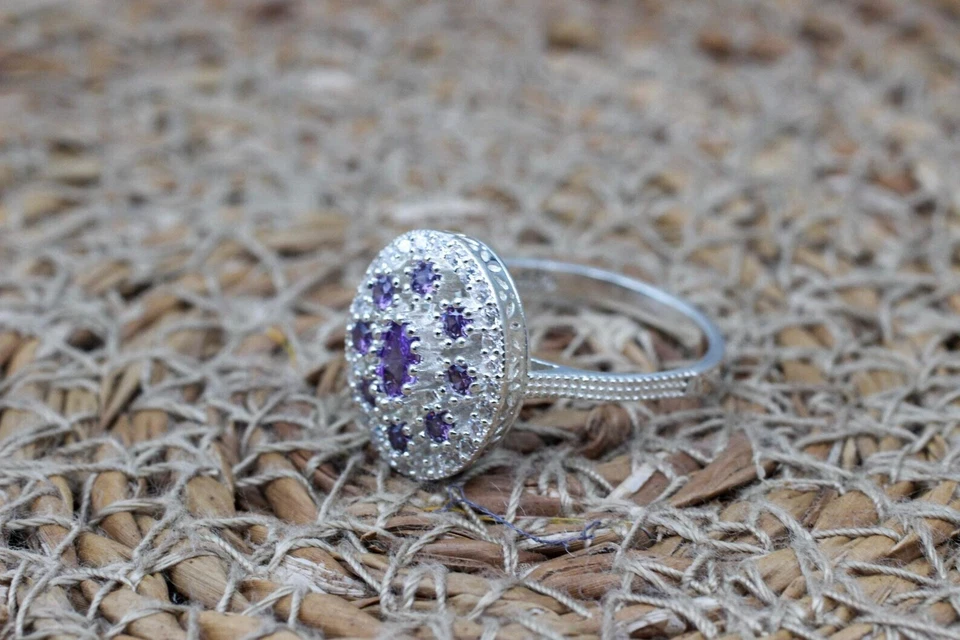 Anillo de halo de boda para mujer de amatista simulada de corte ovalado de 2 quilates enchapado en oro blanco de 14 k Foto 3 de 4