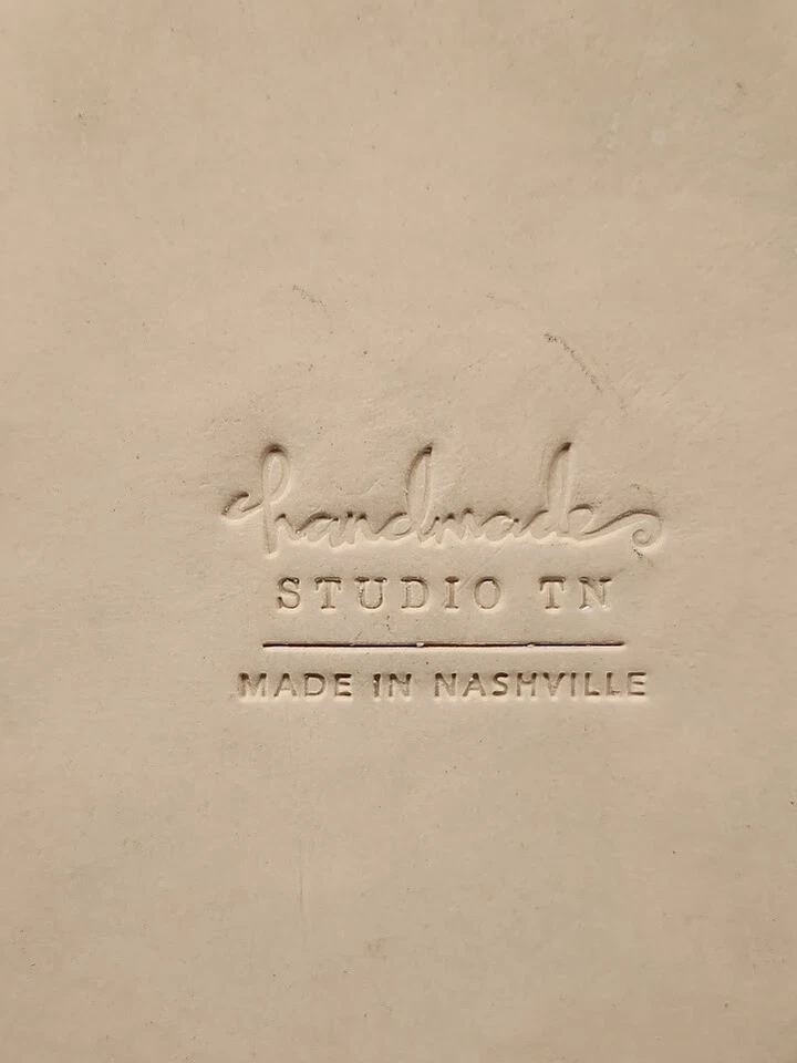 Plato de galletas de cerámica Studio TN Nashville hecho a mano con diseño de encaje blanco borde de oro 22K Foto 4 de 4