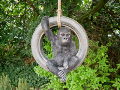 Hängender Gorilla auf Reifen Garten Ornament Statue Skulptur Harz Dekoration
