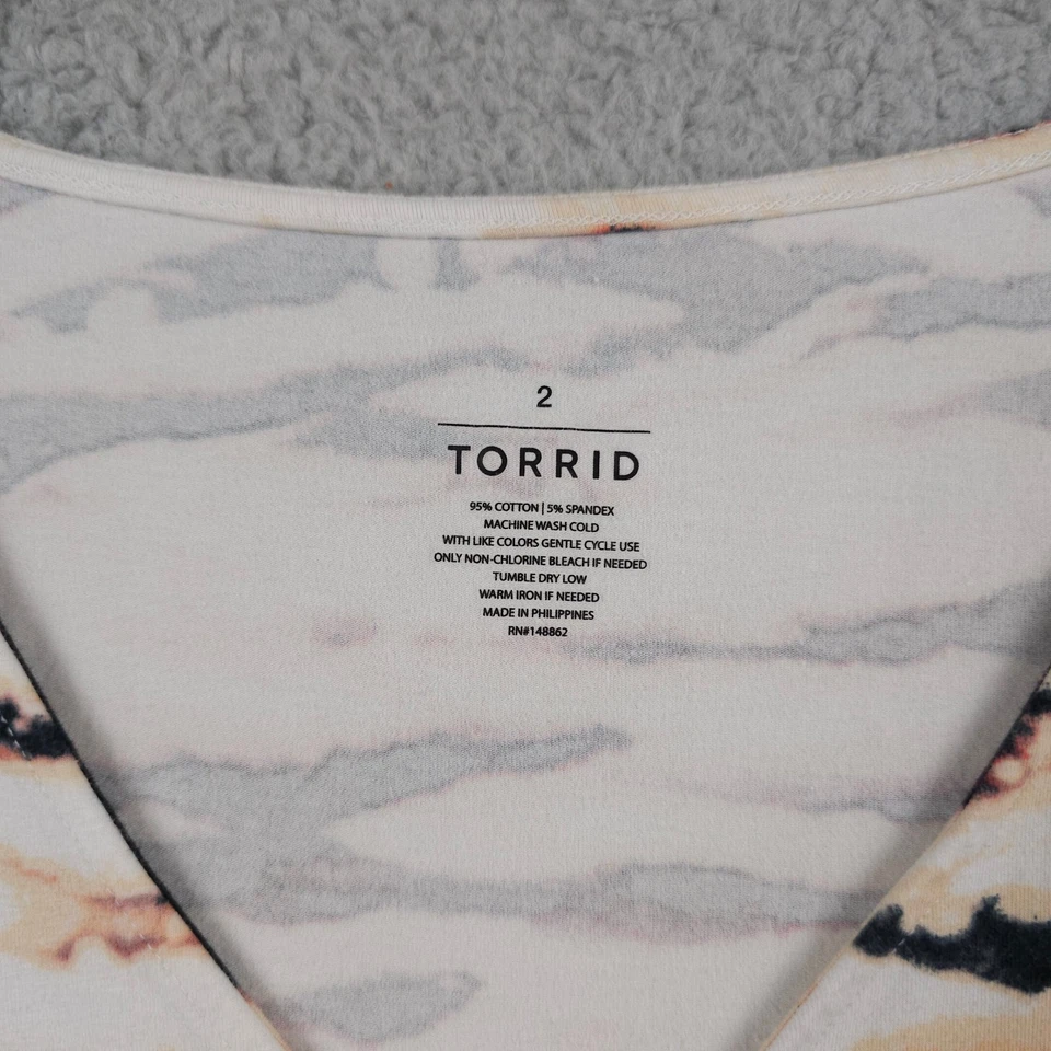 Camiseta sin mangas Torrid para mujer 2 2X blanca negra foxy cuello en V rayas de tigre elástica informal Foto 3 de 4