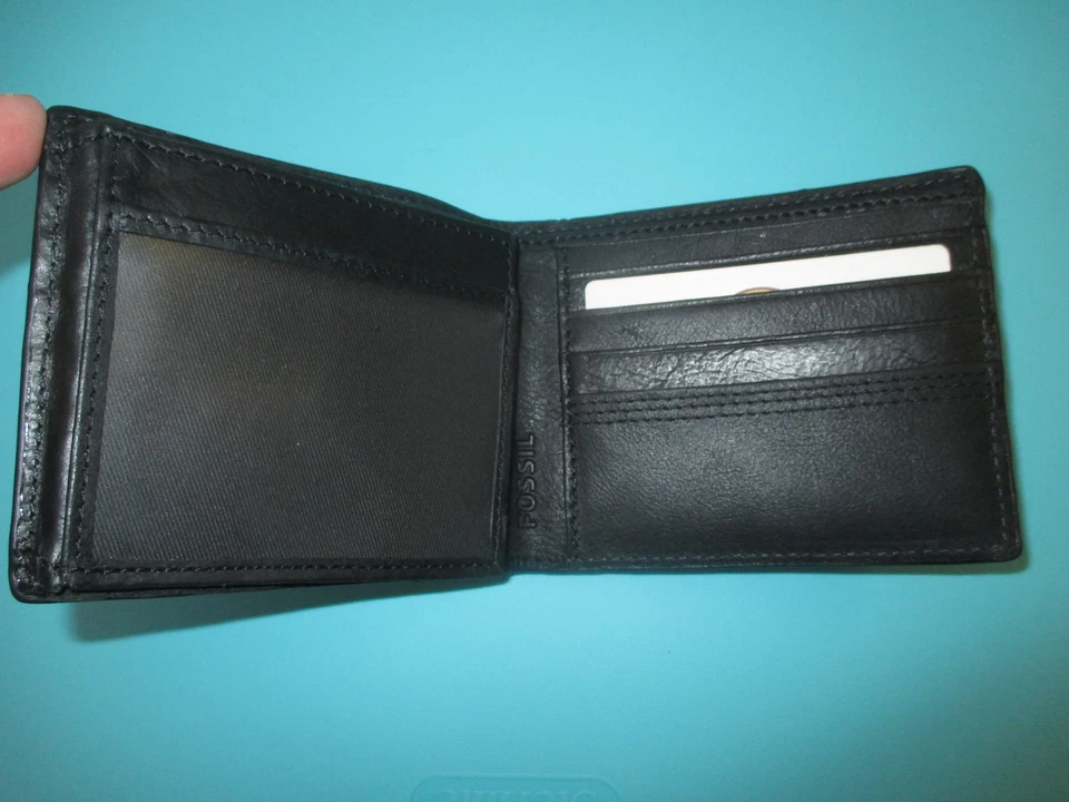 NUEVA BILLETERA DE HOMBRE FÓSIL IDENTIFICACIÓN DOBLE PLIEGUE CUERO $45 venta al por menor Kyle Traveler negra Foto 2 de 4