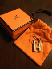HERM S Cadena Padlock Charm Pre-owned with Storage Bag and Box