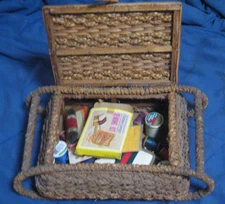 ANTIQUE RUSTIC WOVEN STRAW SEWING BASKET WITH LOTS OF CONTENTS SPOOLS PINS