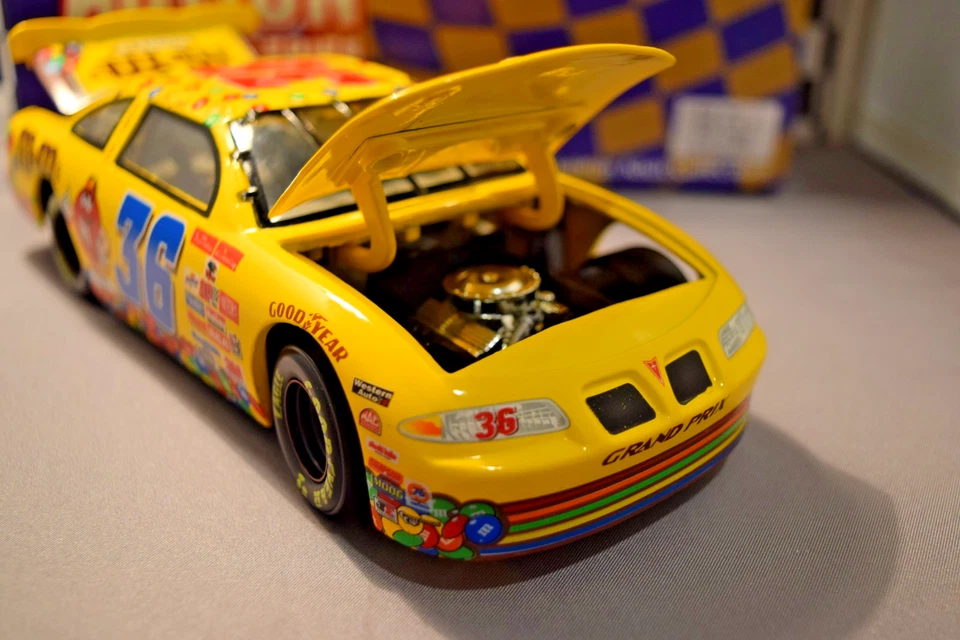 Pontiac Grand Prix 1998 serie Action Platinum Ernie Irvan #36 M&M'S escala 1:24 Foto 2 de 4