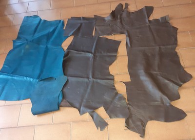 Pelle di bovino colore come in foto, 4 pezzature, estensione totale circa 4 mq