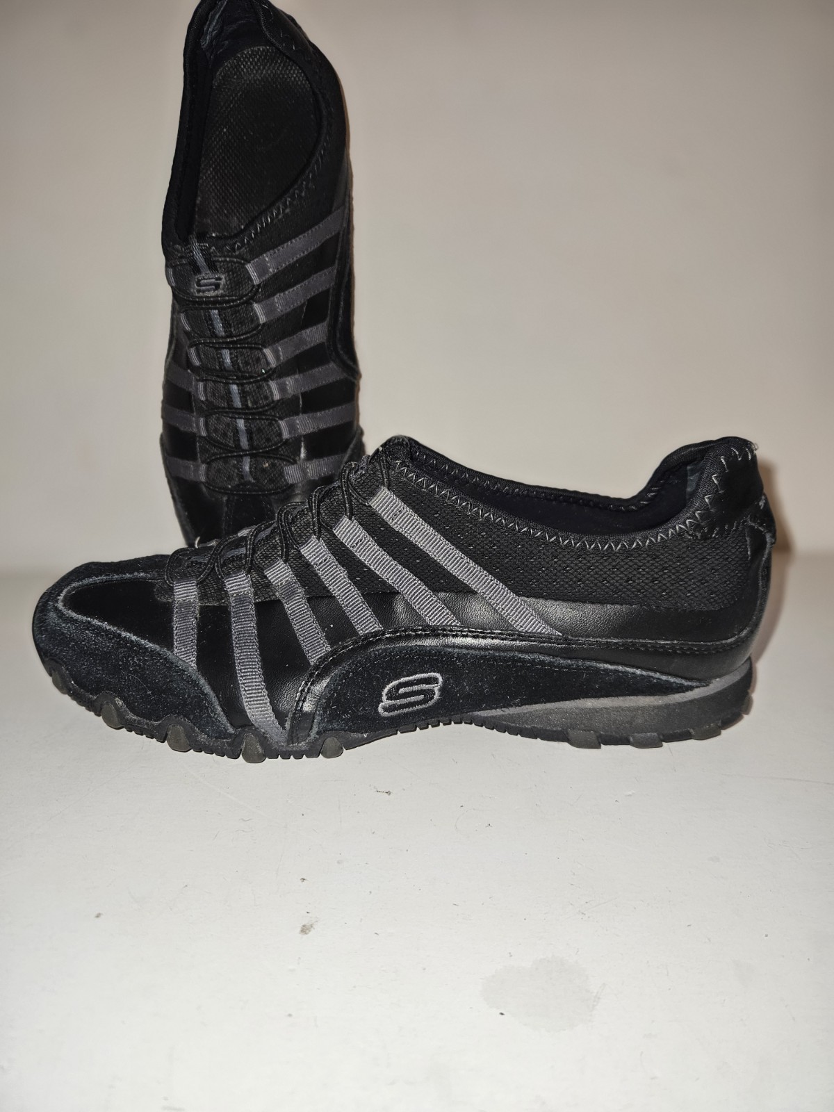 Skechers Womens Black Slip On Sneakers Size 8.5 Comfort Casual Shoes 21552 Straight Away