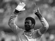 1982 World Cup Cameroon 0 v Poland 0 Cameroon s goalkeeper Thomas - Old Photo