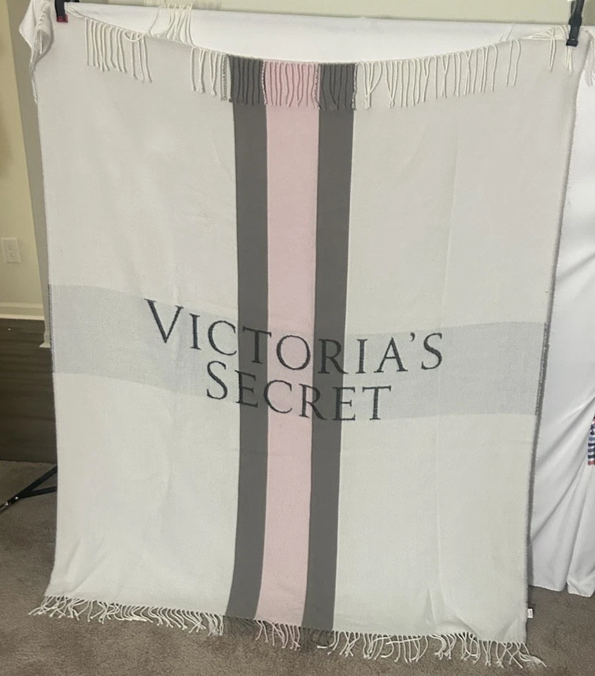 Manta Victoria's Secret Spellout 50 x 60 con flecos blanco/rosa/gris/negro Foto 4 de 4
