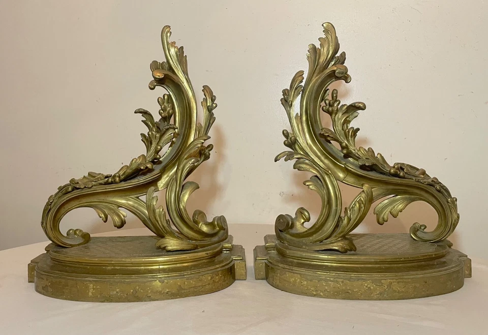 Par de lareira antiga do século XIX ornamentada rococó bronze dourado e ferros latão - Imagem 2 de 4