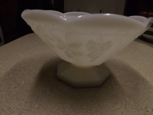VINTAGE ANCHOR HOCKING WHITE MILK GLASS FRUIT BOWL COMPOTE 9" Unstippled Sides