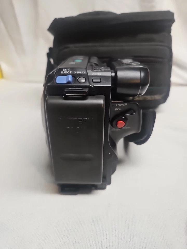 QUASAR VM-D51  VHS-C 150X DIGITAL 20X ZOOM CAMCORDER W/ Battery - Not Tested  - Image 4 of 4