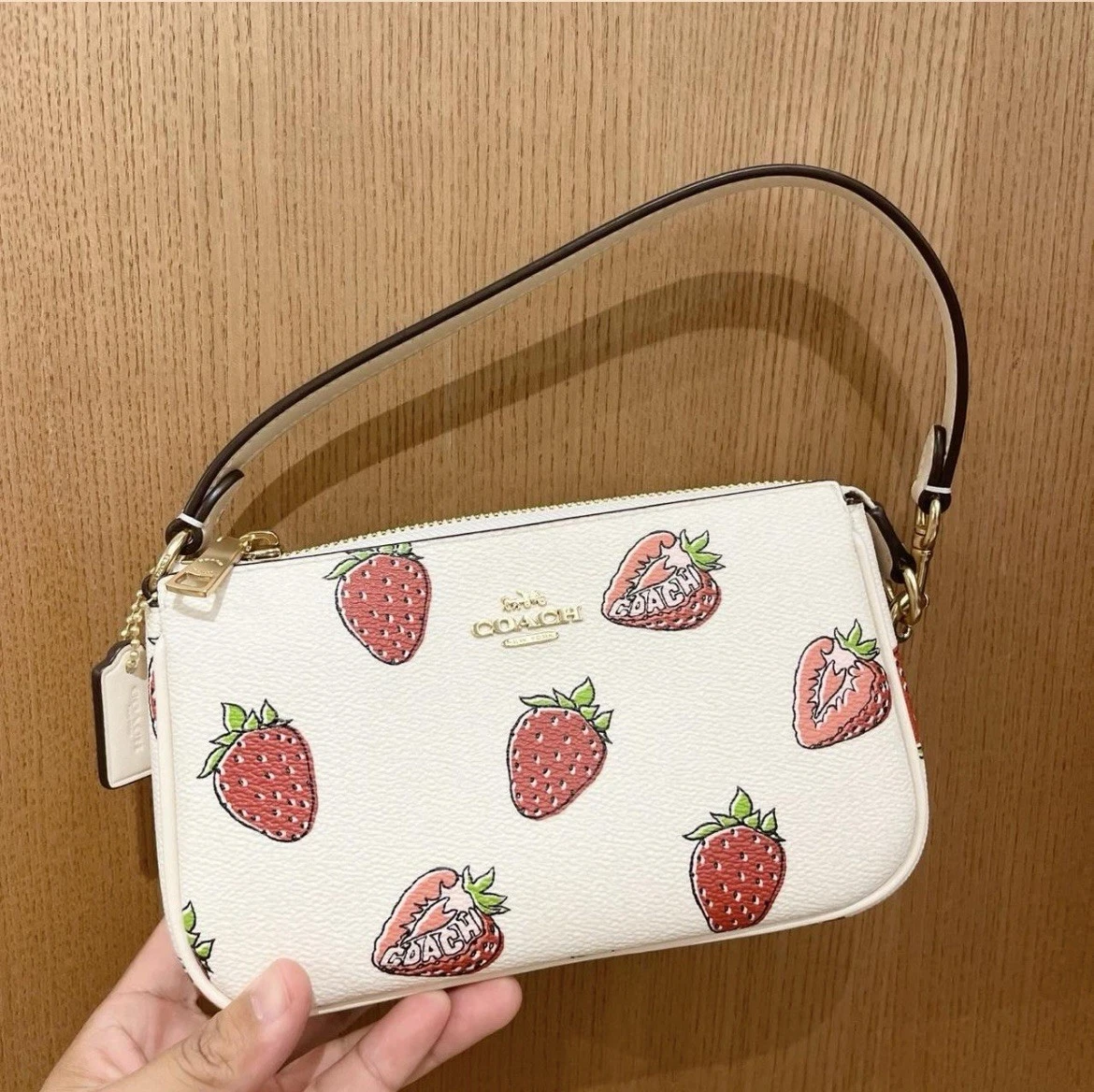 Coach Nolita 19 con stampa fragola #CAL25