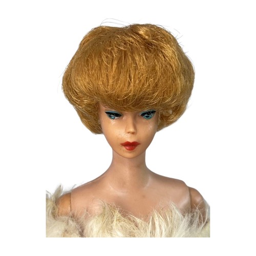 VINTAGE 60ER JAHRE BARBIE PUPPE MIT BUBBLE CUT & VERZAUBERTEM ABENDKLEID & WEISSEM FELLMANTEL - Bild 3 von 7