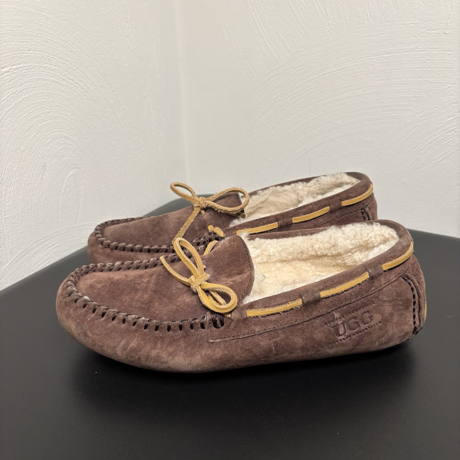 Ugg Australia Women’s Dakota Slippers Brown Moccasins Sz 7/8B Leather Sheepskin