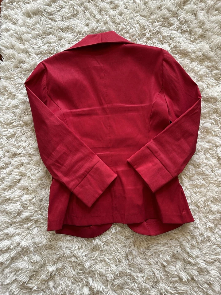 Chaqueta roja plisada de la colección Tadashi Foto 4 de 4