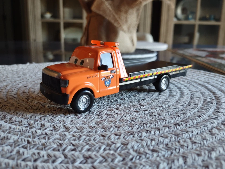 Camión de remolque Disney Pixar Cars 3 STU SCATTERSHIELDS de lujo diecast plataforma plana RARO Foto 2 de 4