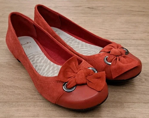 Scarpe décolleté piatte Clarks Cadice Treasure rosso ciliegia scamosciate e punta verniciata taglia UK 5 5