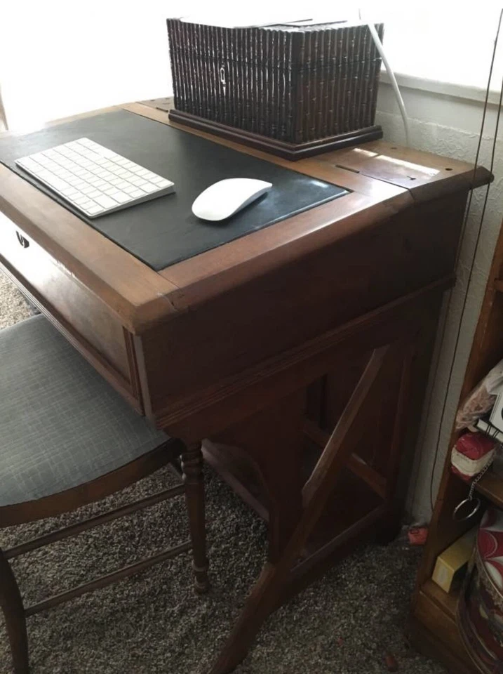 Escritorio antiguo de cuero para estudiantes Foto 2 de 2