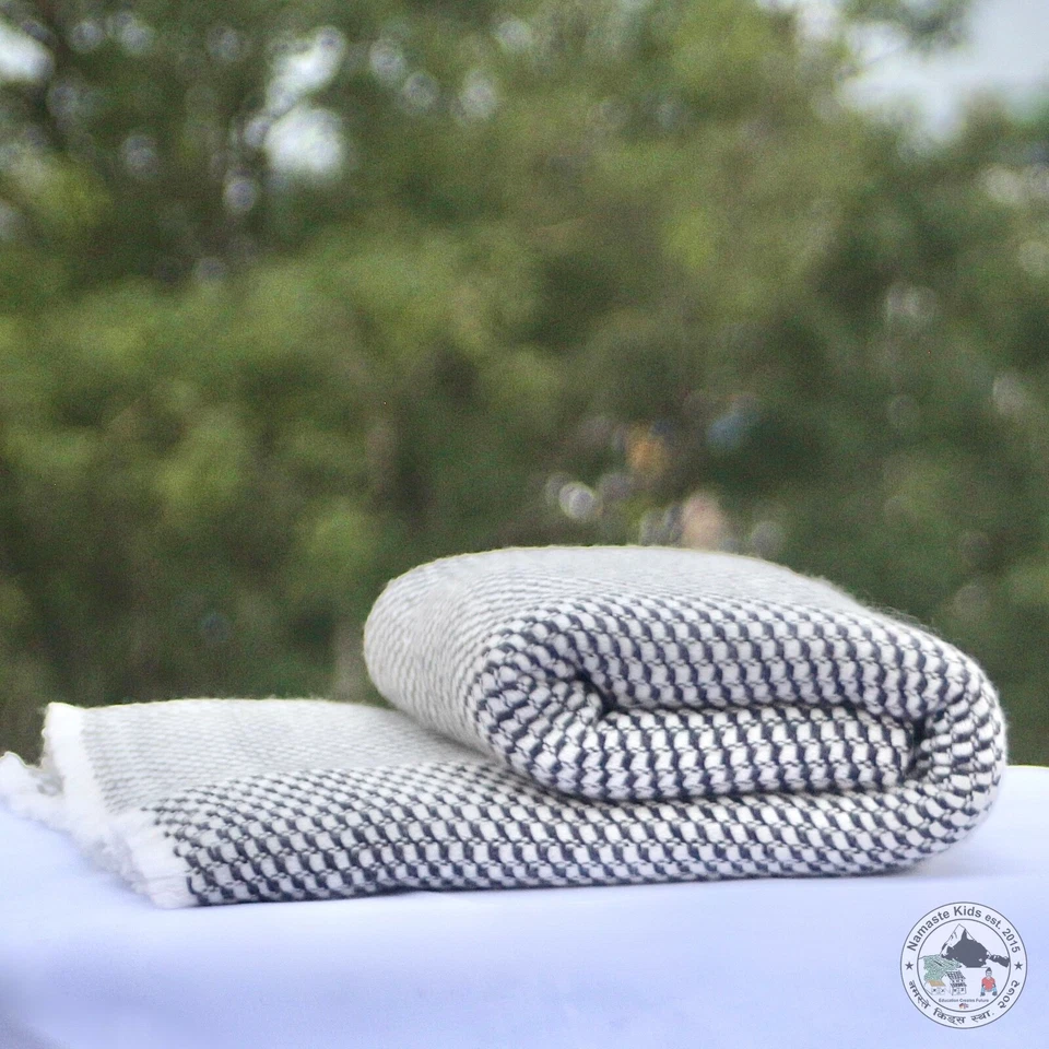 Kaschmirdecke "Damak (दमक)" - handgearbeitet aus Nepal, Tagesdecke, Kuscheldecke - Bild 3 von 4