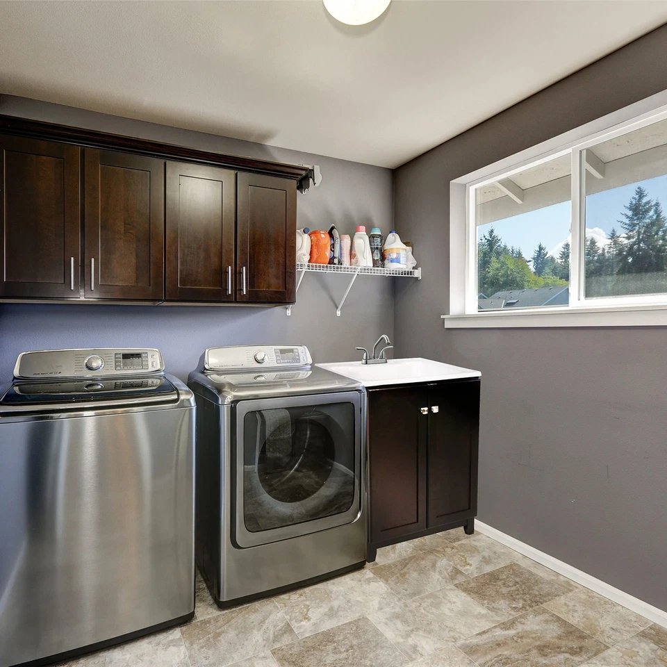 525147 Grifo de lavandería Ashland, diseño de doble mango, acabado de níquel satinado Foto 3 de 4