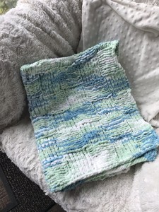 white knitted baby blanket