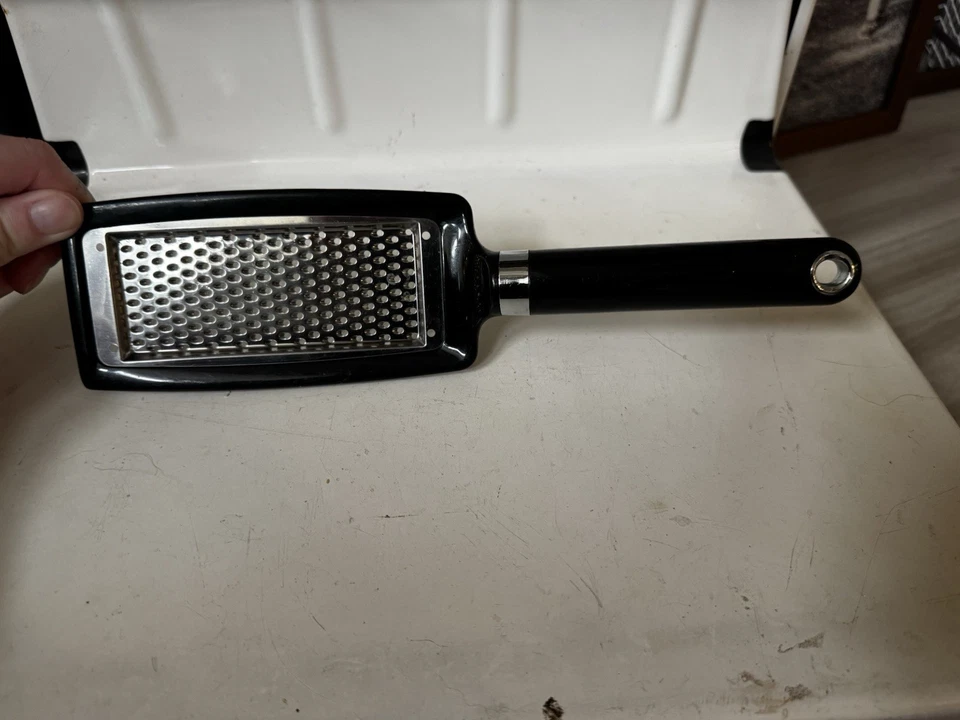 Rallador de mano KitchenAid negro con bandeja de captura rejilla fina/mediana de acero inoxidable  Foto 2 de 4