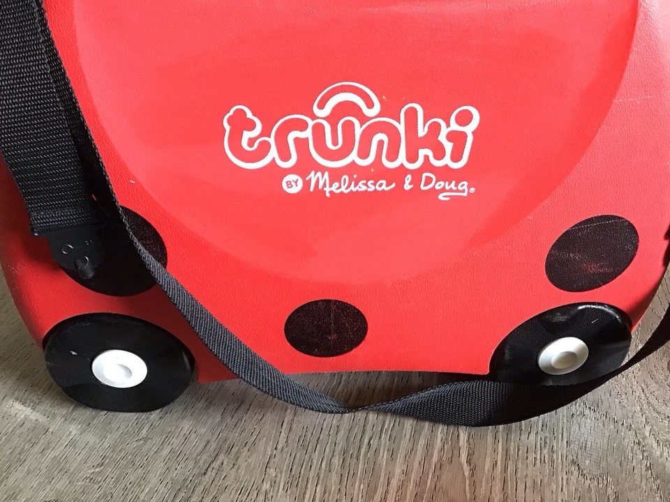 Maleta de mano Trunki Lady Bug Ride-On para niños pequeños roja Foto 3 de 4