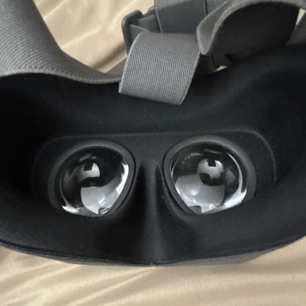 Google Daydream View Smartphone VR Headset w Controller Gray 6in