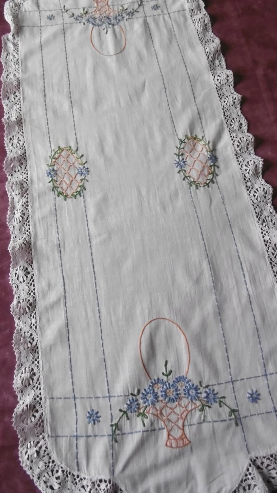 Grand et beau chemin de table avec DENTELLE sur le tour et BRODé MAIN - Photo 4/4