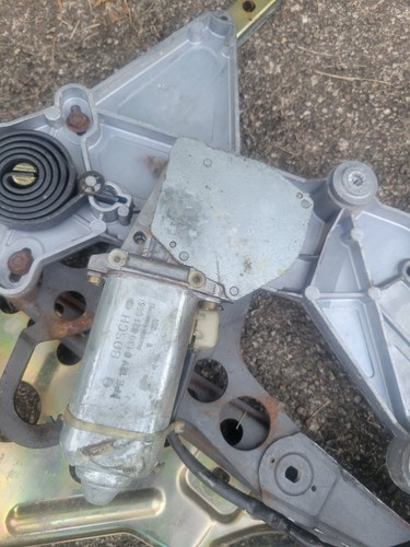MERCEDES BENZ W126 380SEC 500SEC 560SEC RIGHT REAR WINDOW MOTOR REGULATOR - Picture 2 of 5