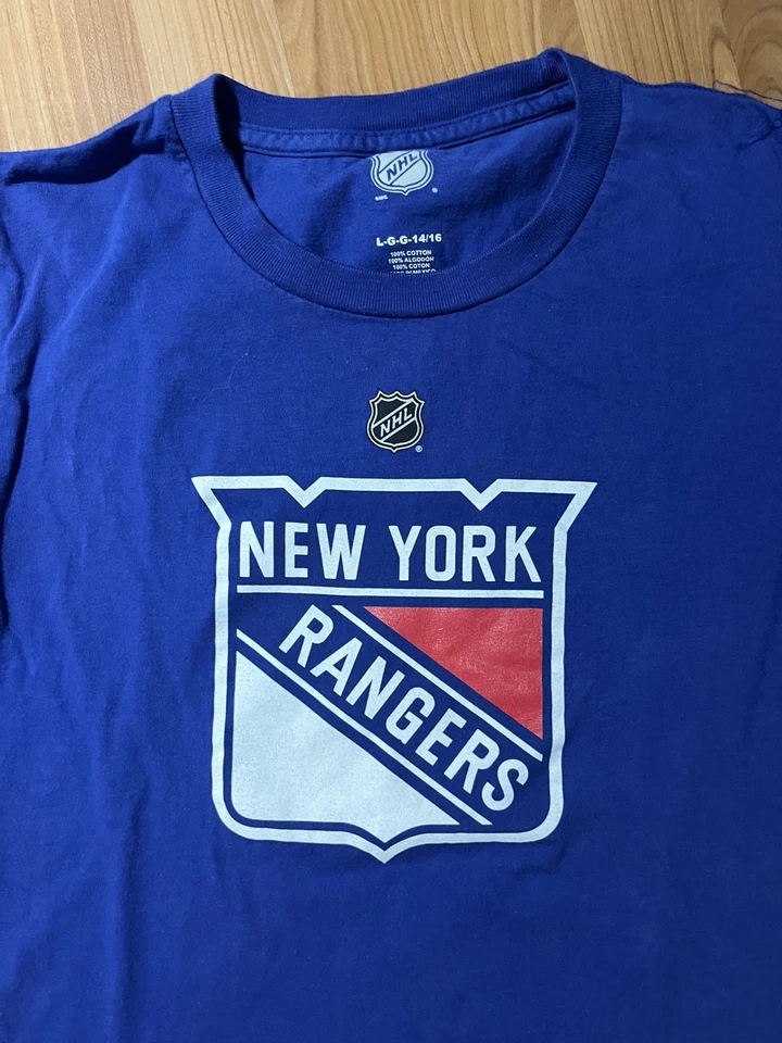 New York Rangers NHL Boy's Short Sleeve T-Shirt and branded shorts. 14/16 - Image 2 of 4