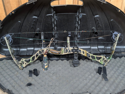 Beautiful Bowtech 82nd AirborneArchery Bow RH w/ Trophy Ridge Cypher sight