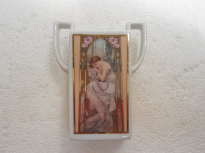 Goebel ~ Alphonse Mucha ~ Miniatur Porzellan Knospenvase mit zwei Henkeln