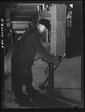 Untitled photo, : Milwaukee Western Fuel Company, Milwaukee, Wisconsin. Workman