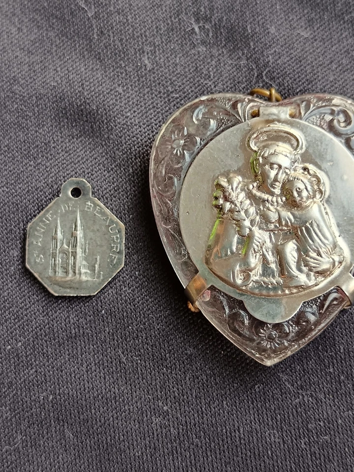 Locket and Medal. St Anthony Of Padua? And Medal of St Anne. 32x30mm. - Image 4 of 4