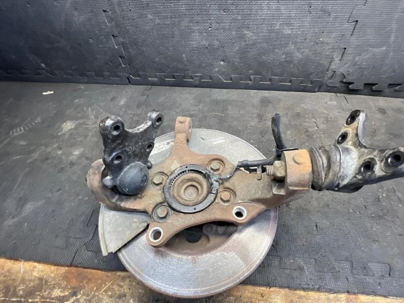 2004-2008 GMC Canyon Front Right Passenger Spindle Knuckle Assembly W/o Abs Oem - Image 2 of 4