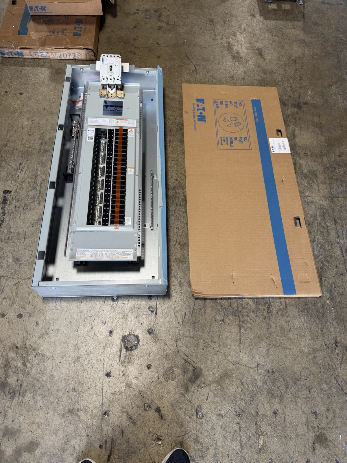 1-200 AMP 240V MAIN BREAKER PANELBOARD 42 SPACE 3PHASE 4WIRE COMPLETE PANEL
