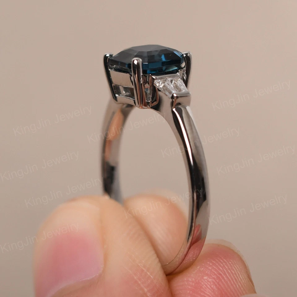 Delicado anillo de compromiso de topacio azul Londres corte Asscher con piedra baguette 925 Foto 4 de 4