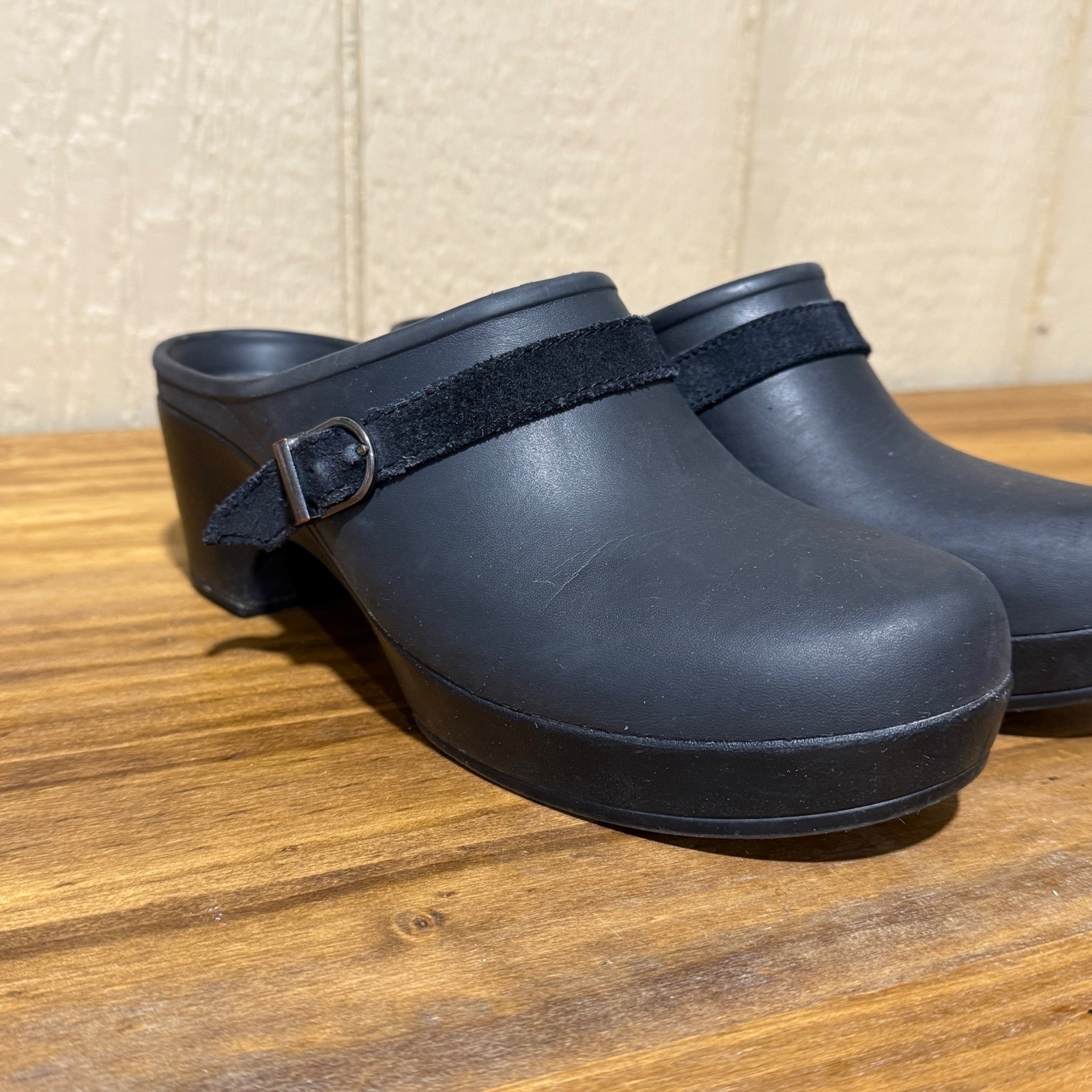 Crocs Womens Black Comfort Clog Shoes Size 9 Heel Strap Buckle