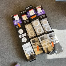 Sanus - Kit de ojal de alimentación corrector de cable en pared para televisores montados - Blanco